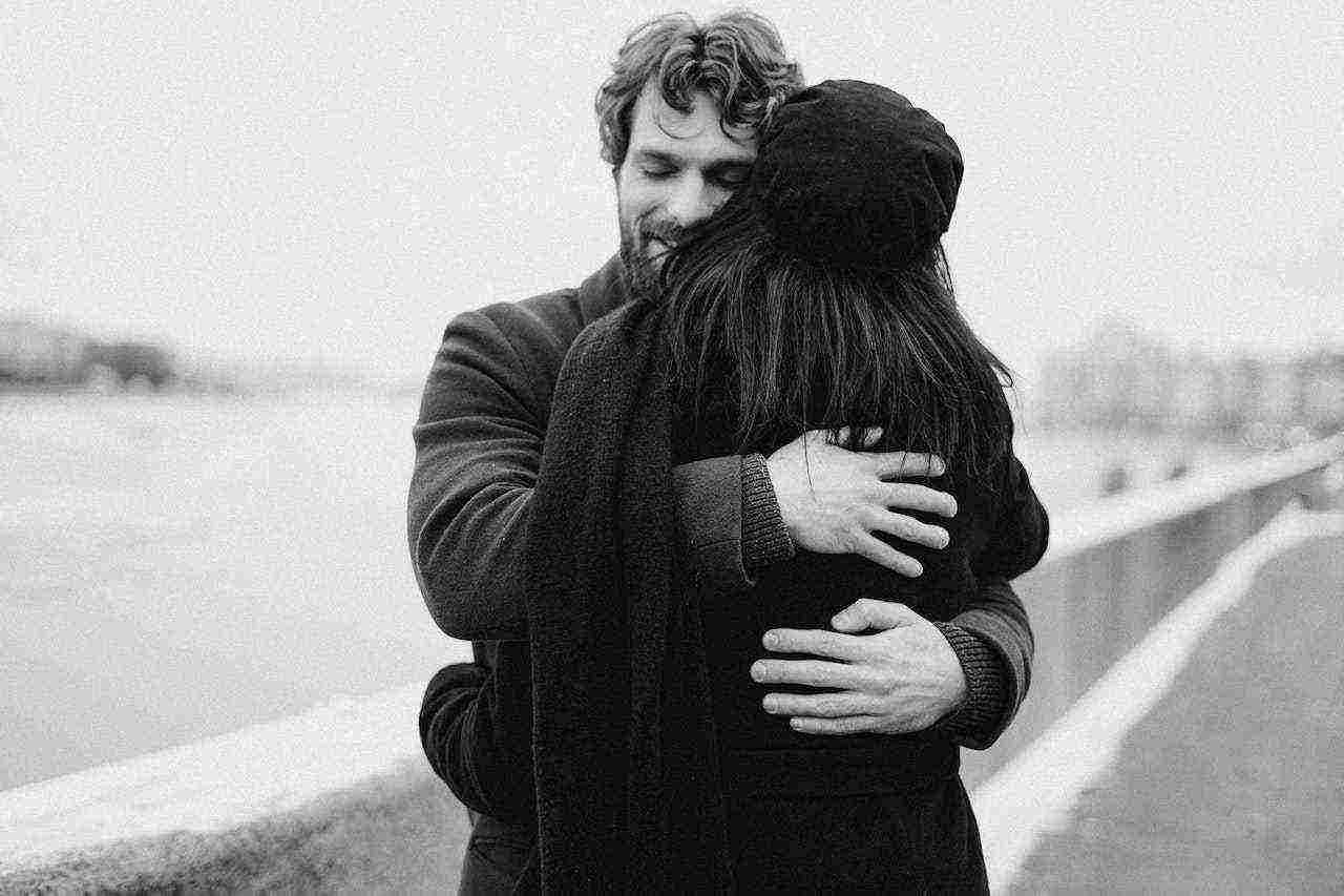 How do you tell if a guy likes you by hugging?