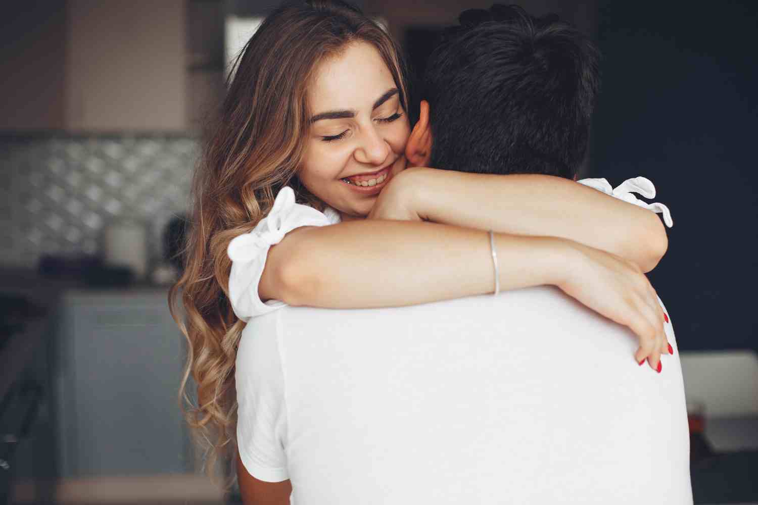 how to know a flirty hug