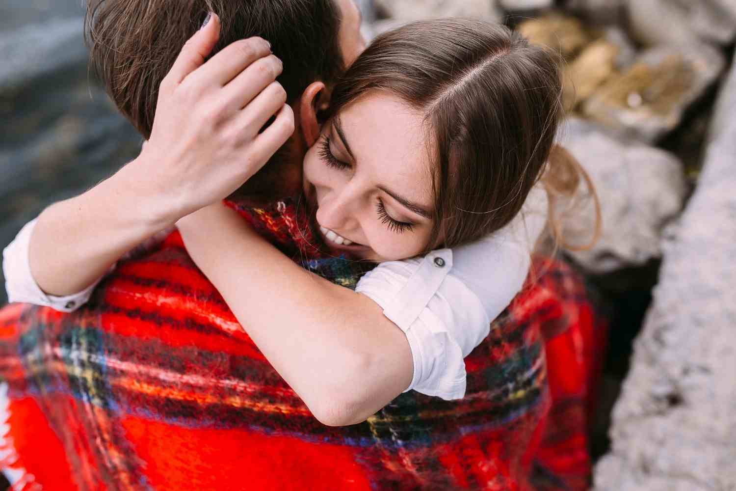 how to tell if a hug is romantic