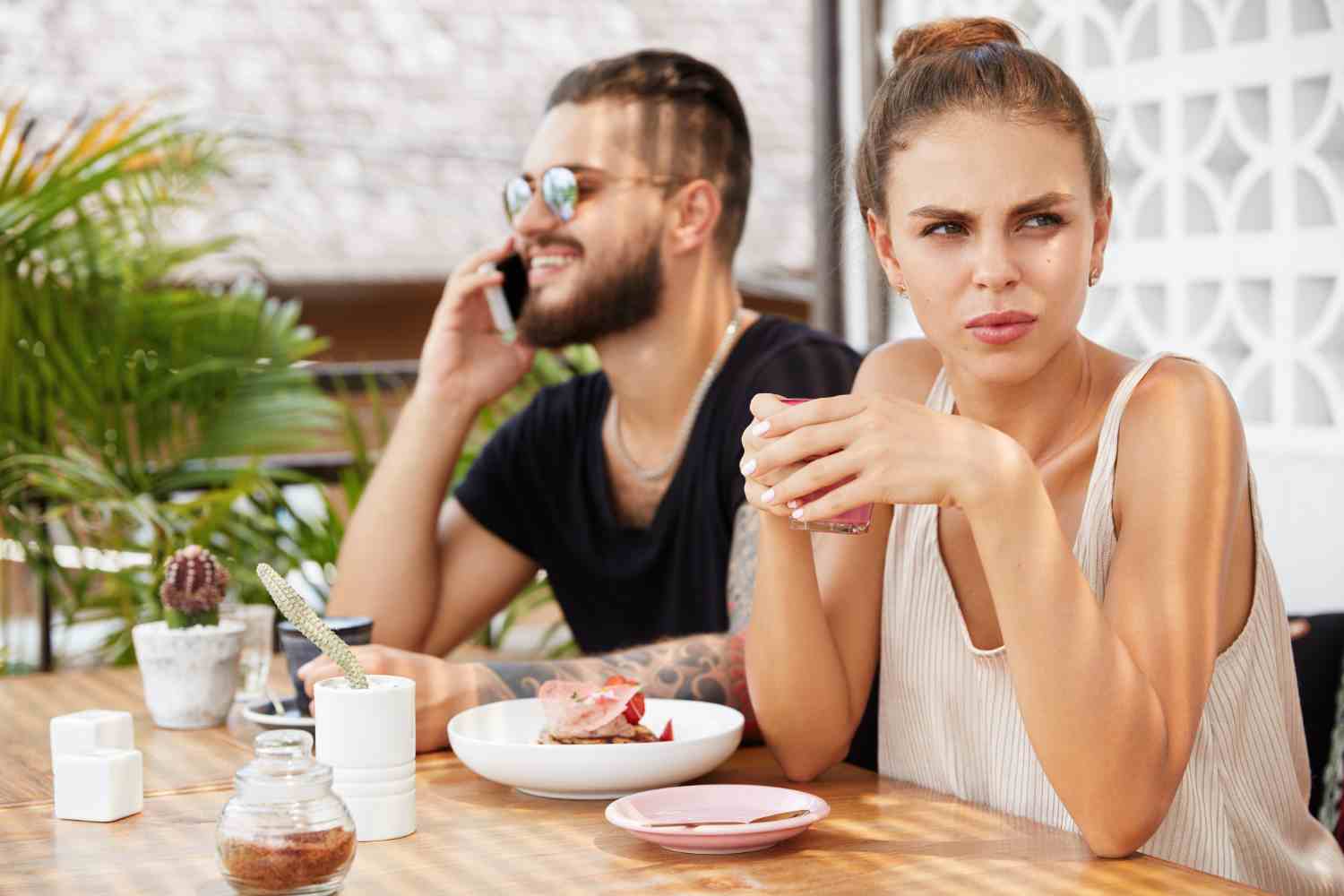 7 obvious signs he doesn't like you