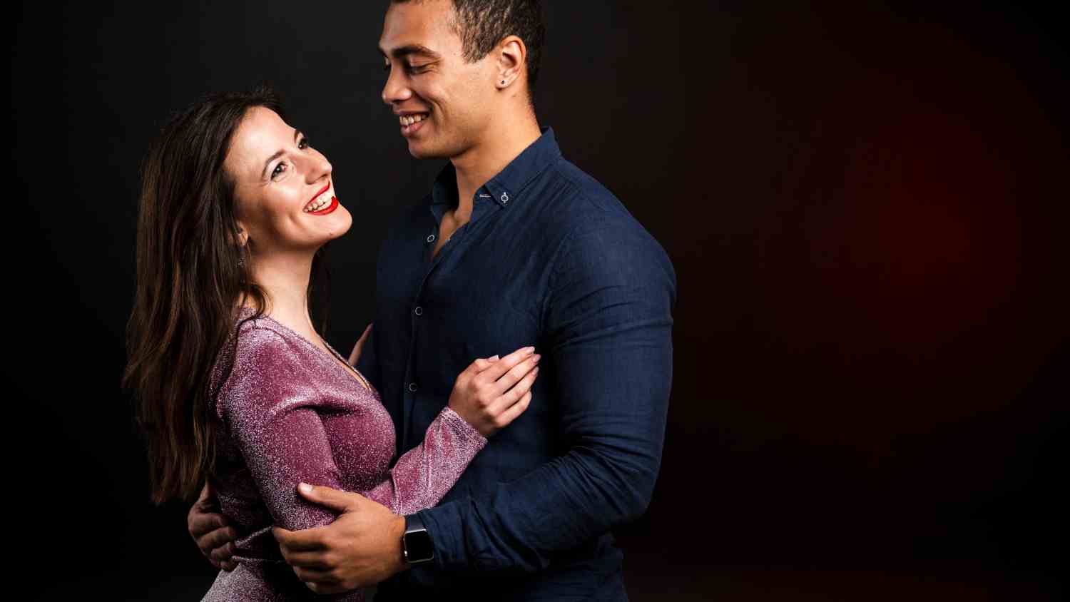 body language signs a guy is lusting after you